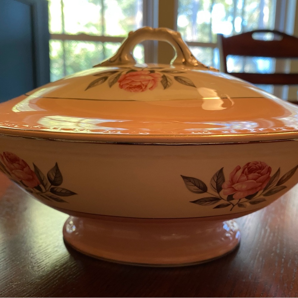 Cunningham and Pickett Norway Rose covered dish
